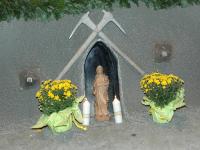 Die Barbarastatue am Altar