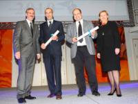 Geschäftsführer Dieter Jakob (3. von links) nimmt den Preis in den Redoutensälen der Wiener Hofburg entgegen.