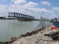 Der erste Tragwerksteil mit 182m Länge und 1.550t Masse.